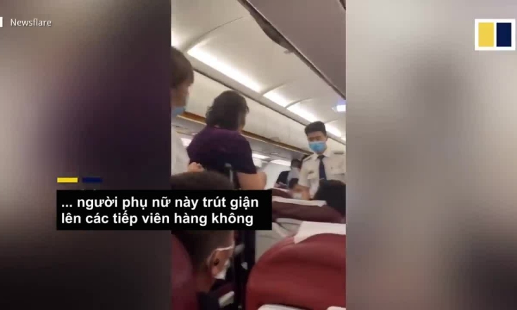 Khánh nữ đòi tiếp viên cõng xuống máy bay