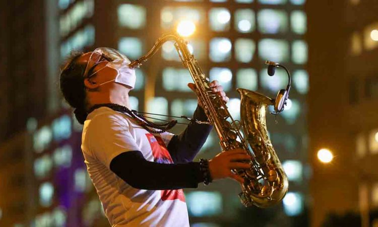 Nghệ sĩ Việt mang lời ca đến bệnh viện dã chiến